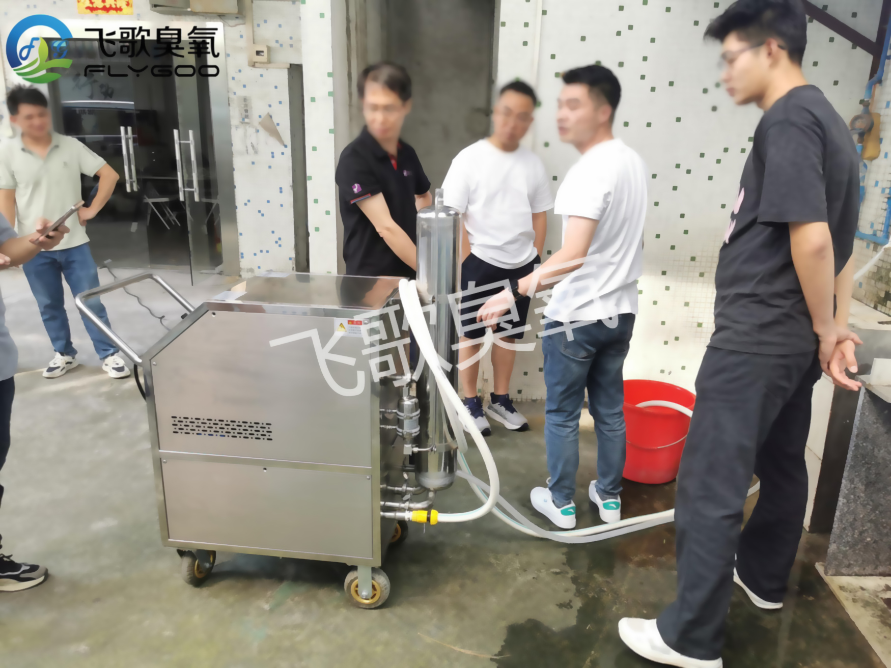 食品添加劑廠(chǎng)家來(lái)我司進(jìn)行臭氧水機(jī)清洗管道實(shí)驗(yàn)